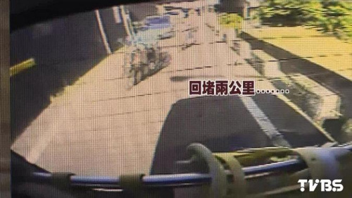 陷泥堆自身難保救護車救人反被困(圖) 陷泥堆自身難保救護車救人反被困(圖)