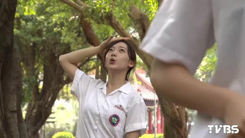 團(tuán)隊(duì)拍攝臺(tái)灣高校女生制服年鑒記錄萌俏麗(圖)