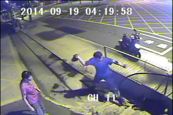 高雄懸賞3萬緝虐狗鴛鴦 網友:能先打一頓再領獎嗎? 高雄懸賞3萬緝虐狗鴛鴦 網友:能先打一頓再領獎嗎?