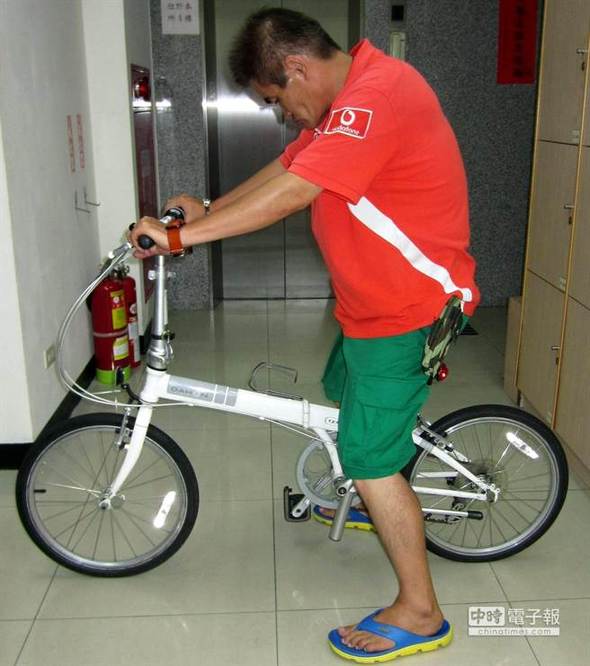 笨賊騎贓車偷車后上鎖防盜 反露賊蹤落警網(wǎng) 笨賊騎贓車偷車后上鎖防盜 反露賊蹤落警網(wǎng)