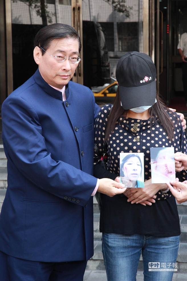 中華統(tǒng)一促進黨總裁張安樂(左)今日上午現身臺北地檢署,聲援出面控訴職場暴力的陸配“海棠” 中華統(tǒng)一促進黨總裁張安樂(左)今日上午現身臺北地檢署,聲援出面控訴職場暴力的陸配“海棠”