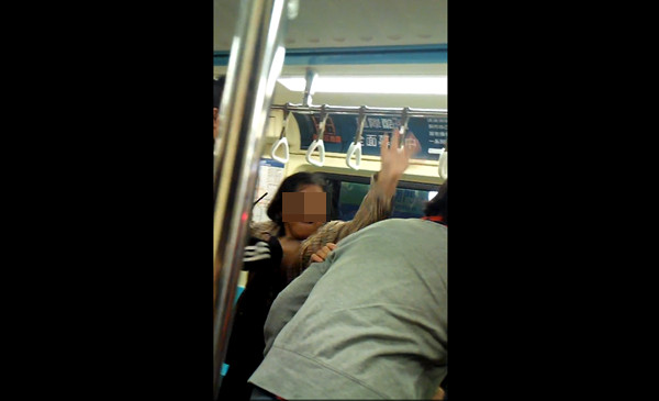 臺北捷運2婦大打出手 只因男童不慎踩到腳 臺北捷運2婦大打出手 只因男童不慎踩到腳