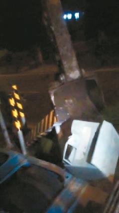 王姓男子開挖掘機將路邊的測速照相機推倒、破壞 王姓男子開挖掘機將路邊的測速照相機推倒、破壞