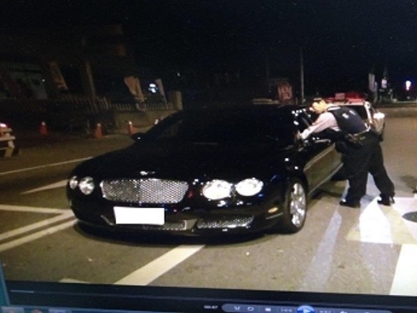 賓利男酒駕 囂張嗆警察:“拖壞了你們賠不起” 賓利男酒駕 囂張嗆警察:“拖壞了你們賠不起”