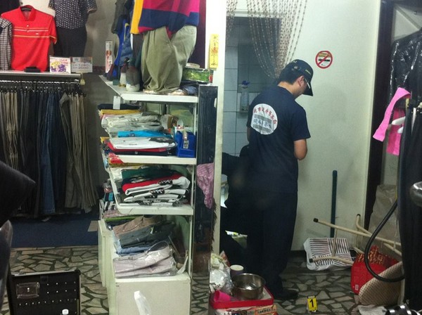 新北市蘆洲區(qū)一名通緝犯躲進(jìn)民宅開槍自盡 新北市蘆洲區(qū)一名通緝犯躲進(jìn)民宅開槍自盡