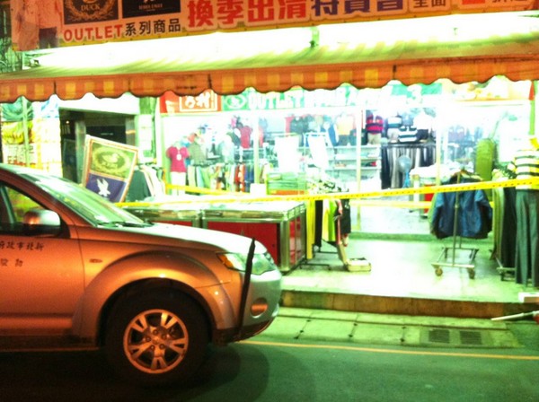 新北市蘆洲區(qū)一名通緝犯躲進(jìn)民宅開槍自盡 新北市蘆洲區(qū)一名通緝犯躲進(jìn)民宅開槍自盡