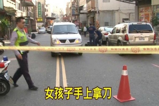 女友揮刀“家里追殺到街上”,目擊者回想起當時仍余悸猶存 女友揮刀“家里追殺到街上”,目擊者回想起當時仍余悸猶存