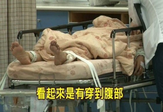 女友揮刀“家里追殺到街上”,目擊者回想起當時仍余悸猶存 女友揮刀“家里追殺到街上”,目擊者回想起當時仍余悸猶存