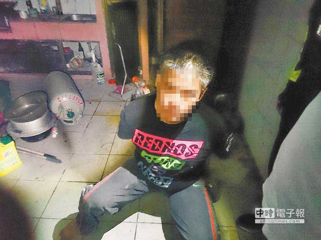 39歲的曾姓竊賊,潛入民宅偷竊被發現,警方趕抵曾嫌竟開瓦斯拒捕,因瓦斯嗆鼻只好乖乖就范 39歲的曾姓竊賊,潛入民宅偷竊被發現,警方趕抵曾嫌竟開瓦斯拒捕,因瓦斯嗆鼻只好乖乖就范