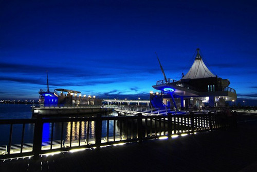 情人碼頭海天光影與建筑構成的迷人景致,令人贊嘆 情人碼頭海天光影與建筑構成的迷人景致,令人贊嘆