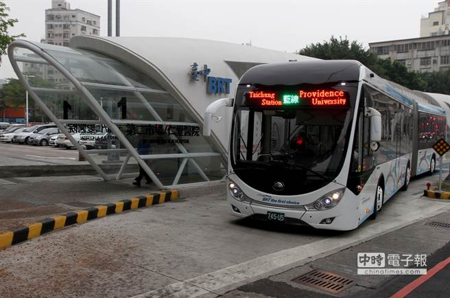 原來的BRT站體將改為公交車專用道候車亭,“BRT”字樣也要拆除。 (黃國峰攝) 原來的BRT站體將改為公交車專用道候車亭,“BRT”字樣也要拆除。 (黃國峰攝)