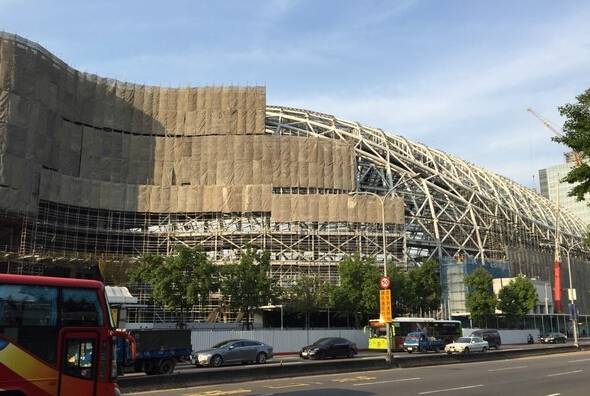 臺灣遠(yuǎn)雄大巨蛋問題仍爭議不斷。(東森新聞圖 記者黃瀞瑩攝) 臺灣遠(yuǎn)雄大巨蛋問題仍爭議不斷。(東森新聞圖 記者黃瀞瑩攝)