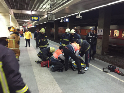 �_(t��i)�F�f�Aվһ��Ů������܉��܇��ͣ��(sh��)ǧ����Ӱ�