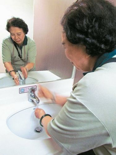 高雄有人把公廁當(dāng)“供水站”游客批“沒(méi)公德心”