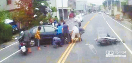 生死關(guān)頭60秒13人合力抬車救被卷車底女子(圖)