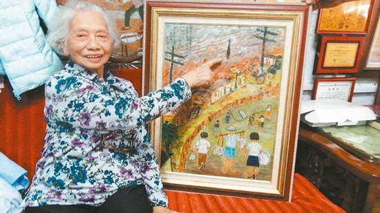 86歲老人執(zhí)畫筆重現(xiàn)二戰(zhàn)美軍轟炸嘉義鬧市(圖)