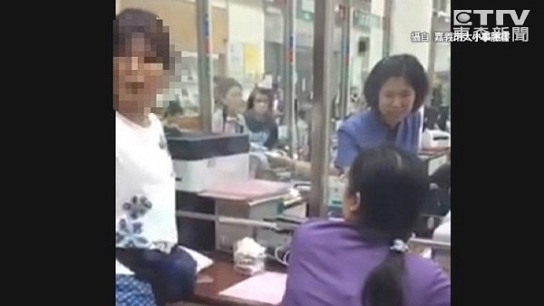 臺(tái)灣一婦人到郵局換錢因沒(méi)全給新鈔 現(xiàn)場(chǎng)飆罵不止 臺(tái)灣一婦人到郵局換錢因沒(méi)全給新鈔 現(xiàn)場(chǎng)飆罵不止