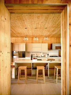 全臺唯一全木建筑吸引人潮 沒用鋼筋鐵釘(圖) 全臺唯一全木建筑吸引人潮 沒用鋼筋鐵釘(圖)