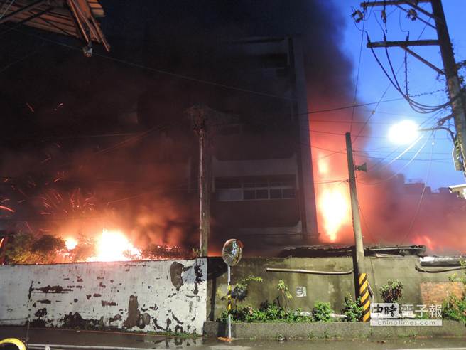 新北市一鉛筆廠今日凌晨大火 火勢延燒迅速 新北市一鉛筆廠今日凌晨大火 火勢延燒迅速