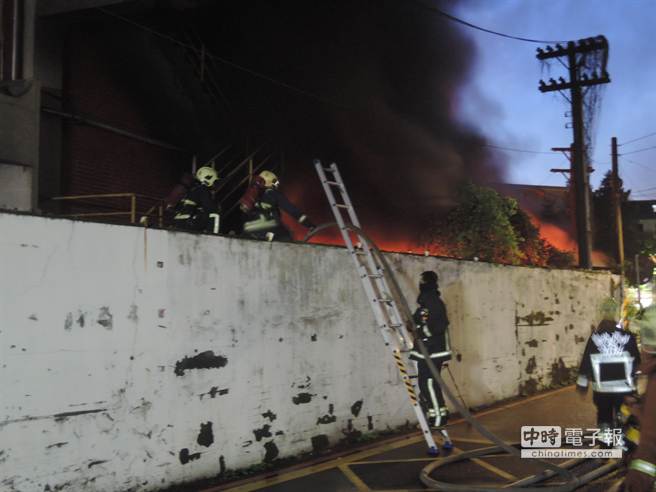 新北市一鉛筆廠今日凌晨大火 火勢延燒迅速 新北市一鉛筆廠今日凌晨大火 火勢延燒迅速
