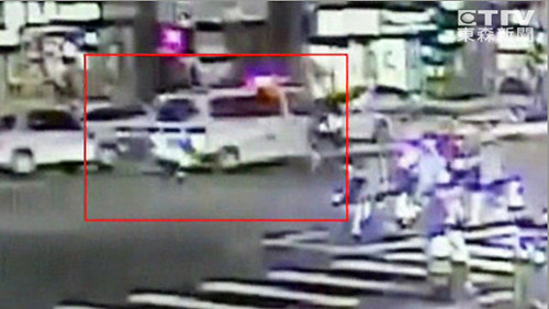 臺塵爆救護(hù)車半路拋錨 15人推1公里送傷員到院(圖) 臺塵爆救護(hù)車半路拋錨 15人推1公里送傷員到院(圖)