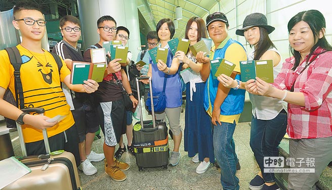 臺(tái)媒:臺(tái)胞今日起免簽注 省錢省時(shí)省力(圖) 臺(tái)媒:臺(tái)胞今日起免簽注 省錢省時(shí)省力(圖)