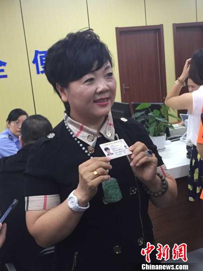 大陸首張電子臺胞證簽發 臺胞:隨時回家感覺真好 大陸首張電子臺胞證簽發 臺胞:隨時回家感覺真好