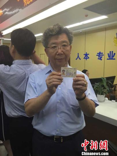 大陸首張電子臺胞證簽發 臺胞:隨時回家感覺真好 大陸首張電子臺胞證簽發 臺胞:隨時回家感覺真好