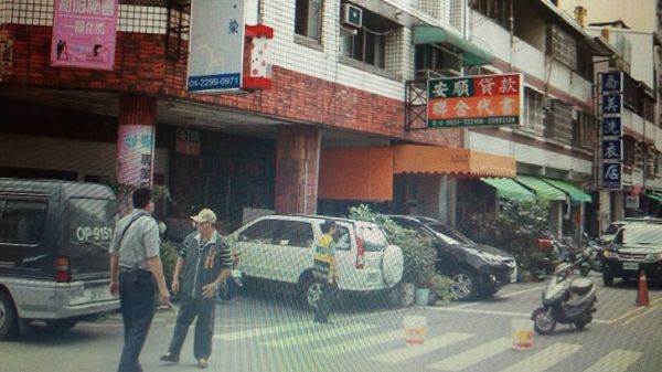 臺中一母親抱出生僅20多天男嬰跳樓 均不治身亡 臺中一母親抱出生僅20多天男嬰跳樓 均不治身亡