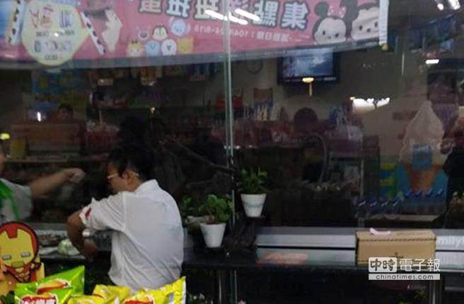 三峽倪姓初中生于大觀路超商內(nèi)持刀傷人,引發(fā)恐慌。(臺(tái)媒翻攝網(wǎng)絡(luò)) 三峽倪姓初中生于大觀路超商內(nèi)持刀傷人,引發(fā)恐慌。(臺(tái)媒翻攝網(wǎng)絡(luò))