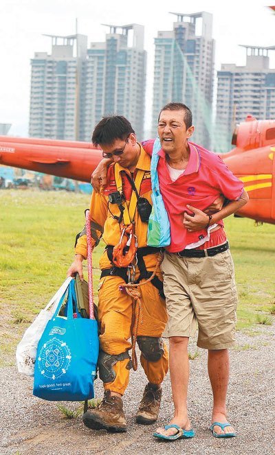 “蘇迪羅”肆虐致烏來(lái)2000人受困 逾百人失聯(lián) “蘇迪羅”肆虐致烏來(lái)2000人受困 逾百人失聯(lián)