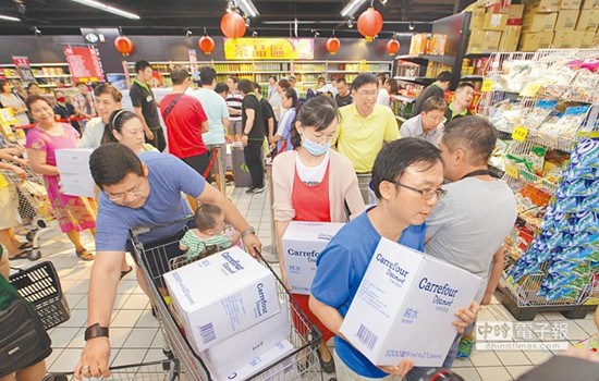 打開(kāi)水龍頭都是黃泥臺(tái)北民眾搶購(gòu)瓶裝水(圖)