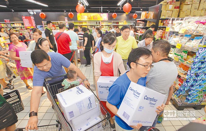 蘇迪勒來襲自來水變黃泥水 臺北瓶裝水被一掃光 蘇迪勒來襲自來水變黃泥水 臺北瓶裝水被一掃光