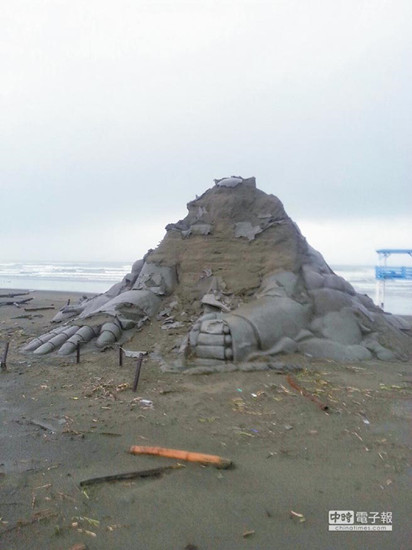 “蘇迪羅”斬首“變形金剛”沙雕慘變沙堆(圖)
