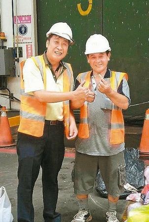 臺(tái)灣一里長(zhǎng)幫人找假牙忍惡臭翻了整車(chē)?yán)▓D)