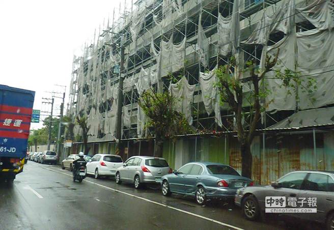 臺中路樹修剪不當滿目瘡痍 民眾抨擊:預謀殺人 臺中路樹修剪不當滿目瘡痍 民眾抨擊:預謀殺人