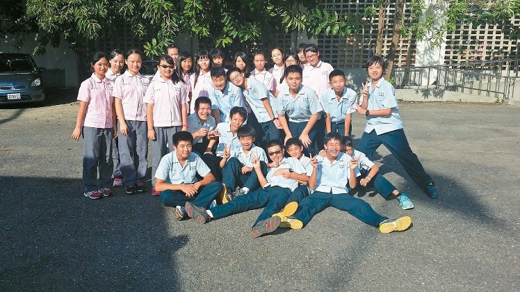 臺南市初中生夏天都穿短褲上學,因登革熱疫情狂飆,疫情熱區的民德初中全校九成學生穿長褲上學,成了校園夏季奇景。 臺南市初中生夏天都穿短褲上學,因登革熱疫情狂飆,疫情熱區的民德初中全校九成學生穿長褲上學,成了校園夏季奇景。