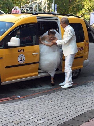 阿公牽著阿嬤的手下車,讓網友大呼好溫馨 阿公牽著阿嬤的手下車,讓網友大呼好溫馨