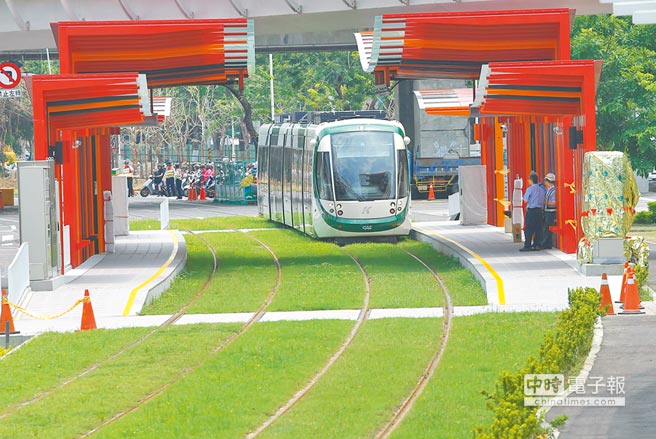 受長(zhǎng)鴻營(yíng)造跳票影響,施工中的高雄輕軌14日起土木工程也停擺,圖為輕軌之前的動(dòng)態(tài)測(cè)試。(《中國(guó)時(shí)報(bào)》圖) 受長(zhǎng)鴻營(yíng)造跳票影響,施工中的高雄輕軌14日起土木工程也停擺,圖為輕軌之前的動(dòng)態(tài)測(cè)試。(《中國(guó)時(shí)報(bào)》圖)