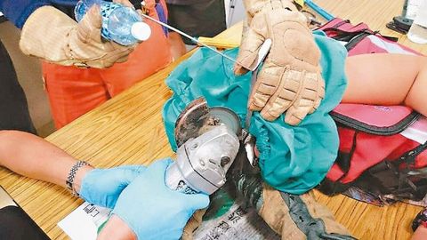 男子手指被卡水壺口拔不出消防隊(duì)出動(dòng)切割器搶救