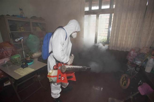 臺(tái)軍化學(xué)兵到民宅進(jìn)行噴藥作業(yè) 臺(tái)軍化學(xué)兵到民宅進(jìn)行噴藥作業(yè)