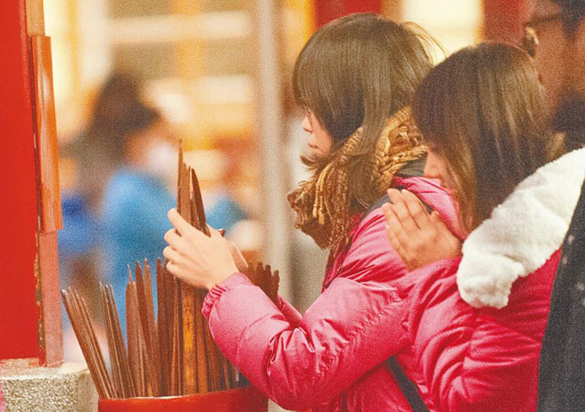 調查:近半臺灣年輕人愛算命信風水 調查:近半臺灣年輕人愛算命信風水