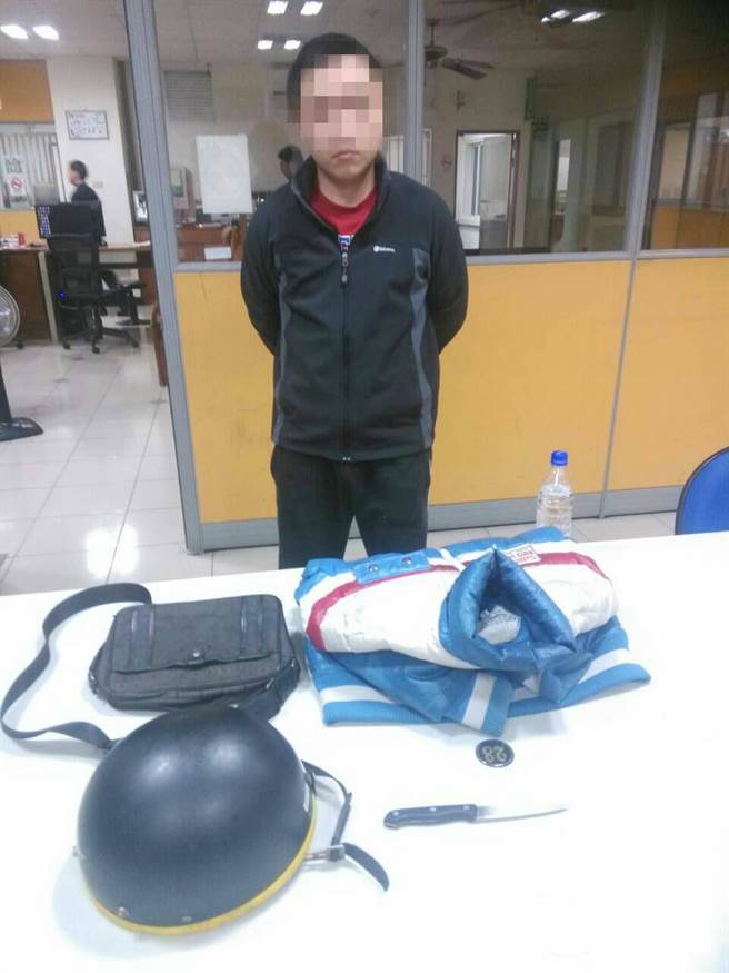 臺灣失業男子超商搶劫 與店員互訴艱苦離去前90度鞠躬 臺灣失業男子超商搶劫 與店員互訴艱苦離去前90度鞠躬