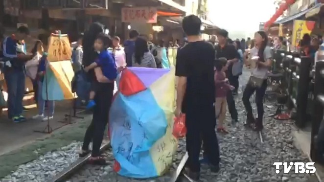 臺灣平溪游客超10萬人 春節期間放天燈引發火災 臺灣平溪游客超10萬人 春節期間放天燈引發火災