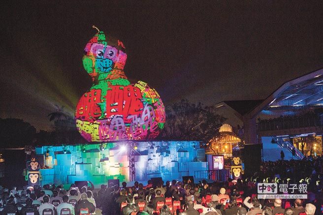 2016臺北燈節20日晚登場,主燈“福祿猴”一直被批太丑,臺北市府與設計團隊為此祭出“反敗為勝”計劃。主燈秀一開始,福祿猴身上就出現“史上最丑的猴”6個大字,接著柯文哲招牌抓頭動作、數十個“丑”字齊上身,超KUSO做法,讓全場民眾哈哈大笑,直呼真的反敗為勝了! 2016臺北燈節20日晚登場,主燈“福祿猴”一直被批太丑,臺北市府與設計團隊為此祭出“反敗為勝”計劃。主燈秀一開始,福祿猴身上就出現“史上最丑的猴”6個大字,接著柯文哲招牌抓頭動作、數十個“丑”字齊上身,超KUSO做法,讓全場民眾哈哈大笑,直呼真的反敗為勝了!