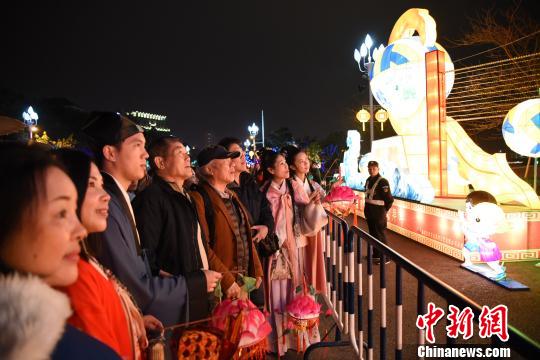 臺胞逛福州市元宵燈會體驗榕城風情 臺胞逛福州市元宵燈會體驗榕城風情
