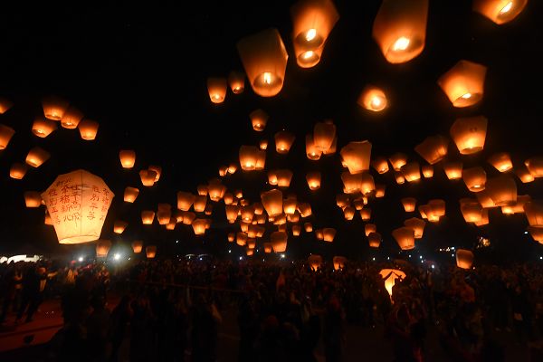 新北放四千兩百盞天燈 環(huán)保團(tuán)體呼吁市長(zhǎng)莫成幫兇 新北放四千兩百盞天燈 環(huán)保團(tuán)體呼吁市長(zhǎng)莫成幫兇