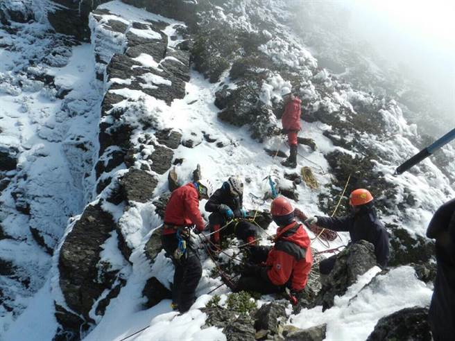 臺灣登玉山墜崖大學生遺體尋獲 已氣絕多時(圖) 臺灣登玉山墜崖大學生遺體尋獲 已氣絕多時(圖)