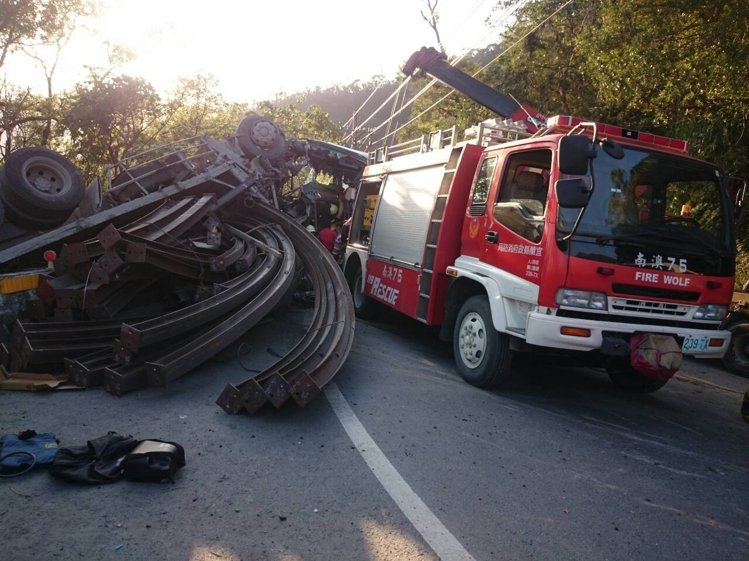 臺(tái)灣一游覽車與拖板車相撞 2人死亡20多人受傷 臺(tái)灣一游覽車與拖板車相撞 2人死亡20多人受傷