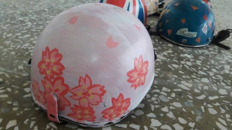 櫻花、瓢蟲、蜘蛛網(wǎng) 臺(tái)灣中學(xué)生彩繪安全帽超吸睛(圖) 櫻花、瓢蟲、蜘蛛網(wǎng) 臺(tái)灣中學(xué)生彩繪安全帽超吸睛(圖)